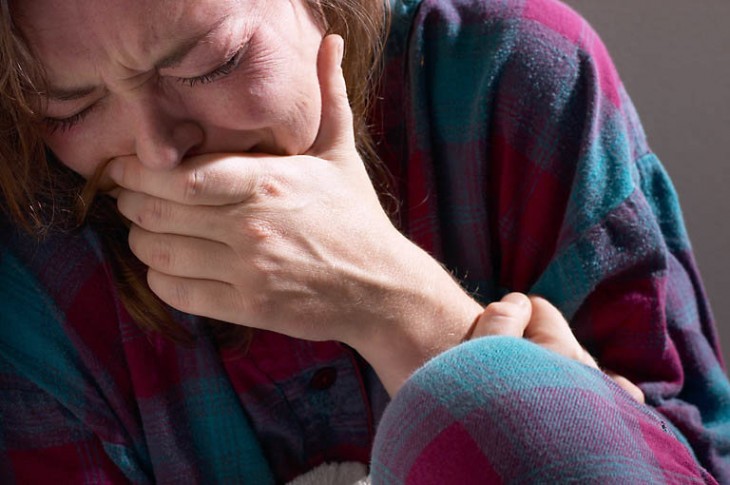 Photo-Woman-sitting-on-the-floor-crying