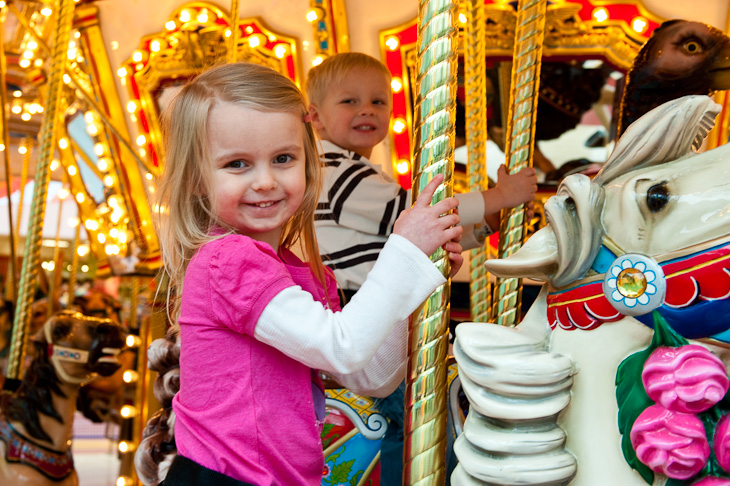 wpid1550-01-19-2010-Emma-with-Jack-at-Mall-of-America-8502-D700-100119